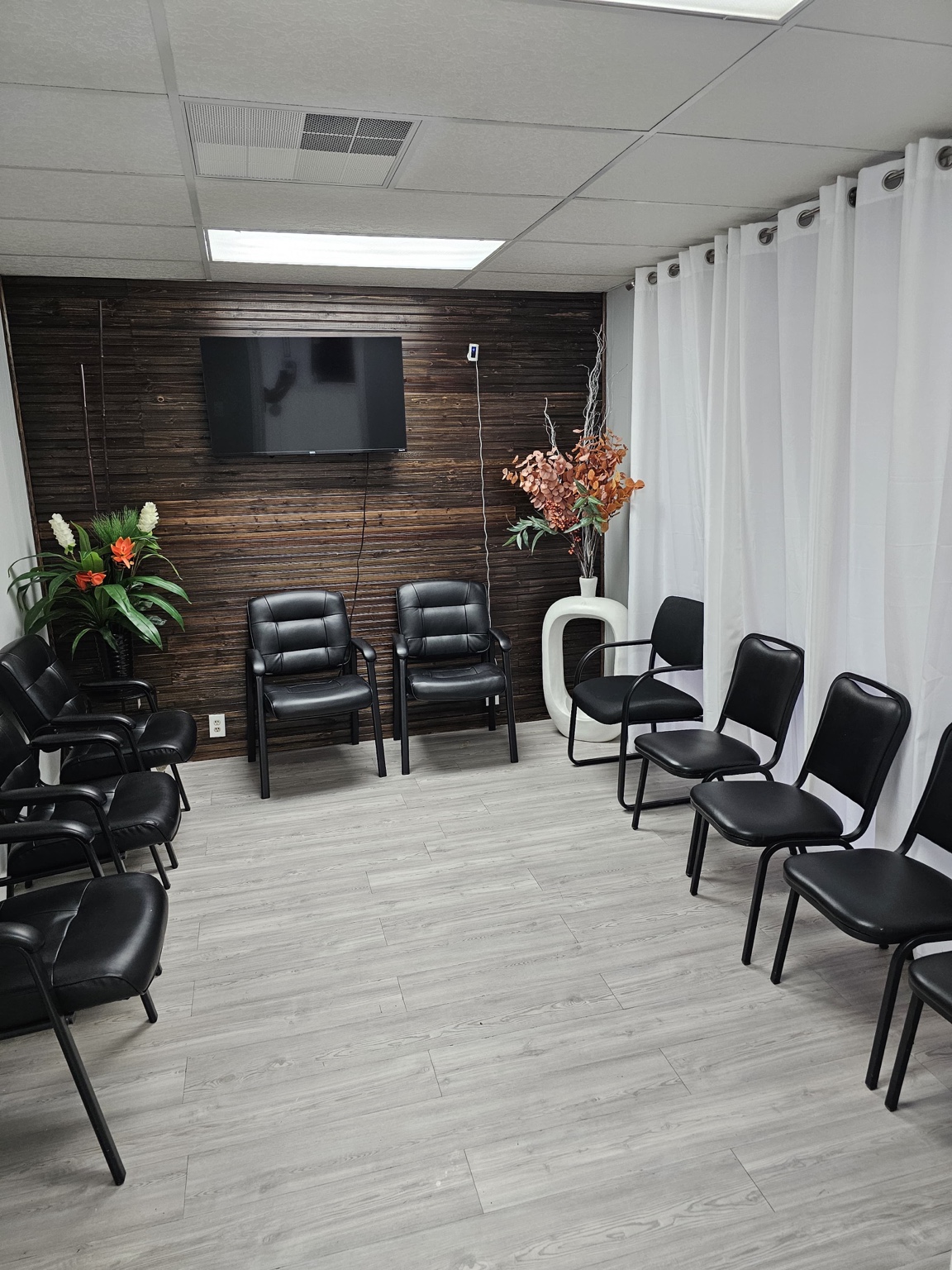 Sanare Medical Center waiting room